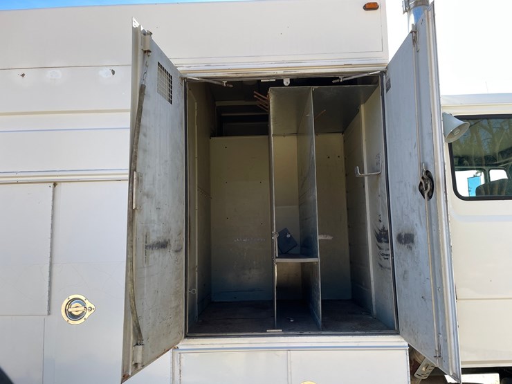 2003-freightliner-fl70-image-92