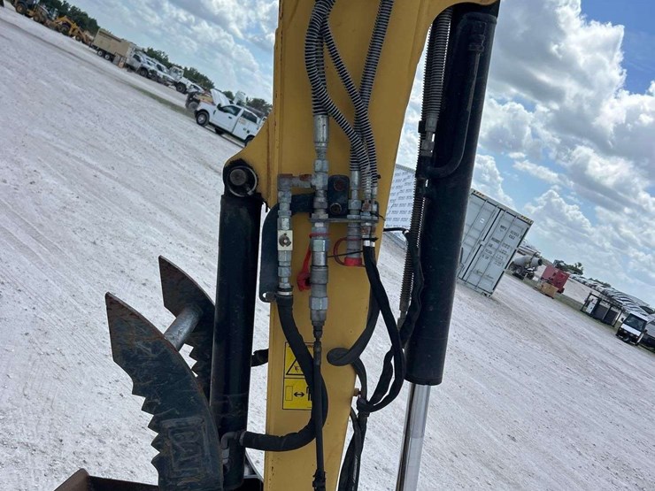 2013-caterpillar-305.5e-image-19