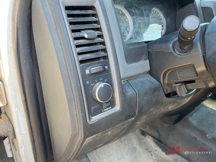 2014-ram-5500-heavy-duty-flat-bed-truck-image-32