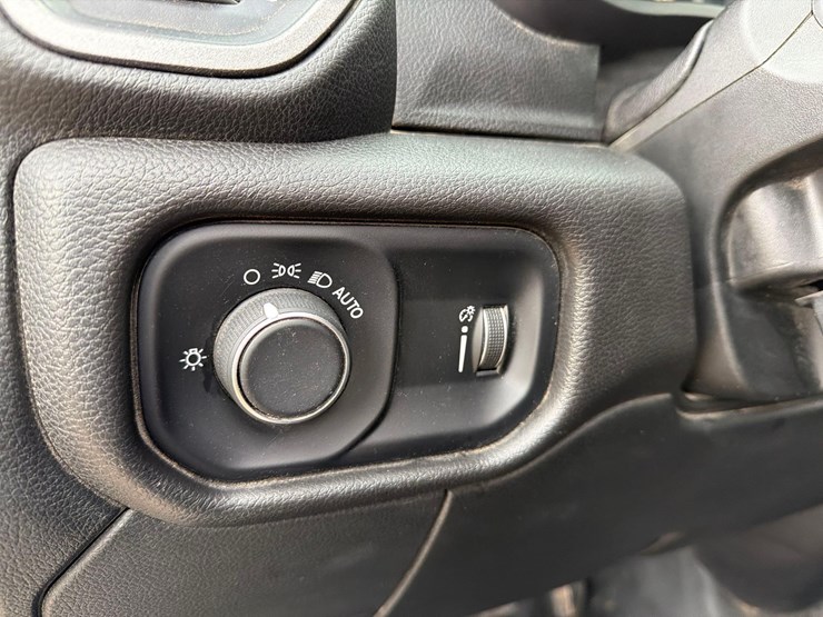 2022-dodge-3500-image-25