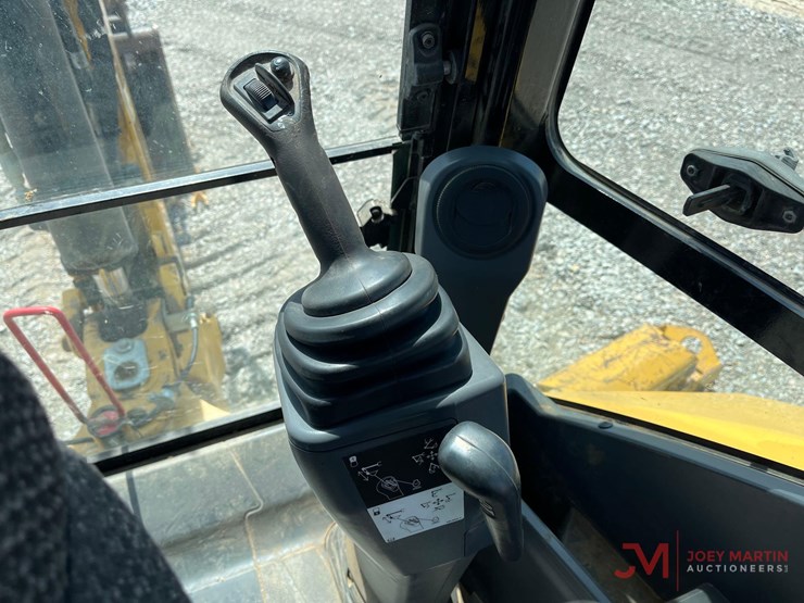 2019-caterpillar-420f2-it-image-13