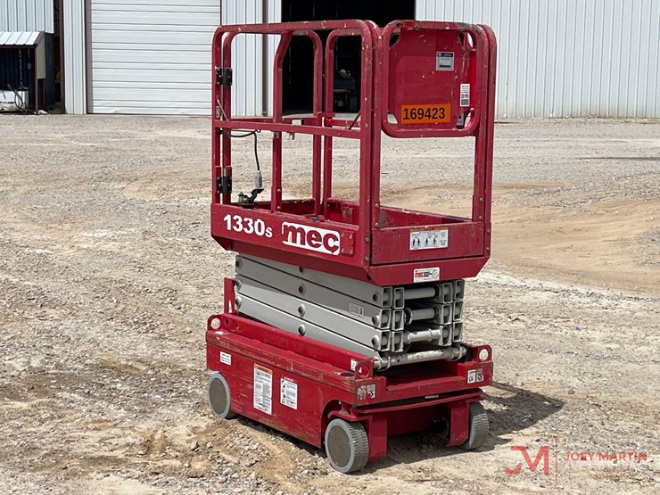 2012-mec-1330-scissor-lift-image-3