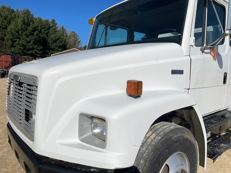 2003-freightliner-fl70-image-11