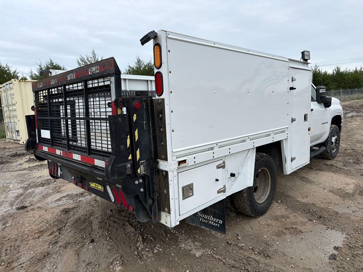 2021-chevrolet-3500hd-image-4