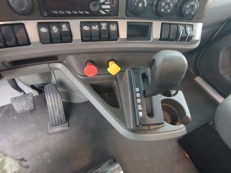 2016-kenworth-t880-image-18