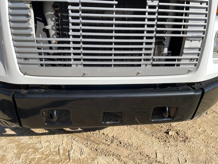 2003-freightliner-fl70-image-16