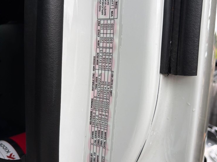 peterbilt-567-image-25