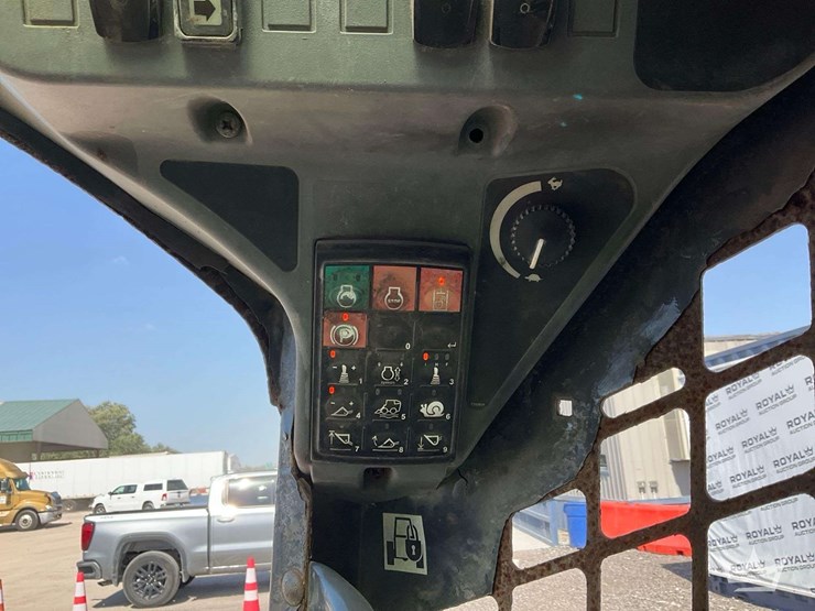 2015-deere-323e-image-13