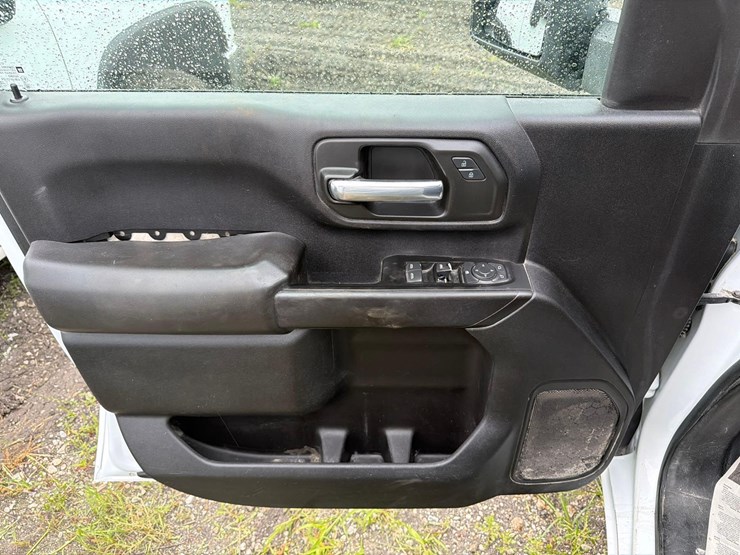 2022-chevrolet-3500-image-18