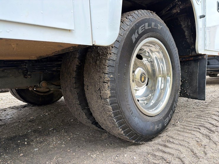 2022-chevrolet-3500-image-12