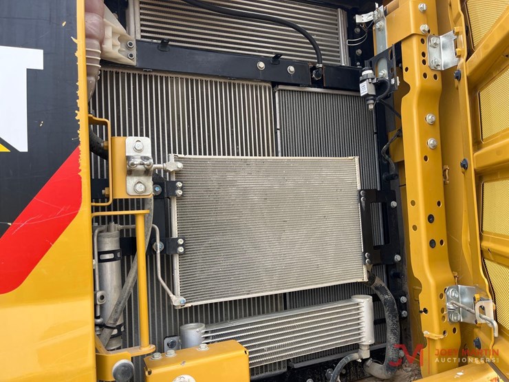 caterpillar-320-image-17