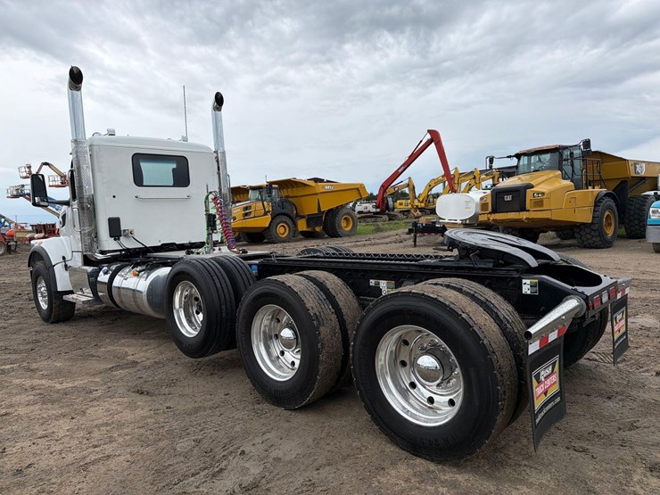 peterbilt-567-image-5
