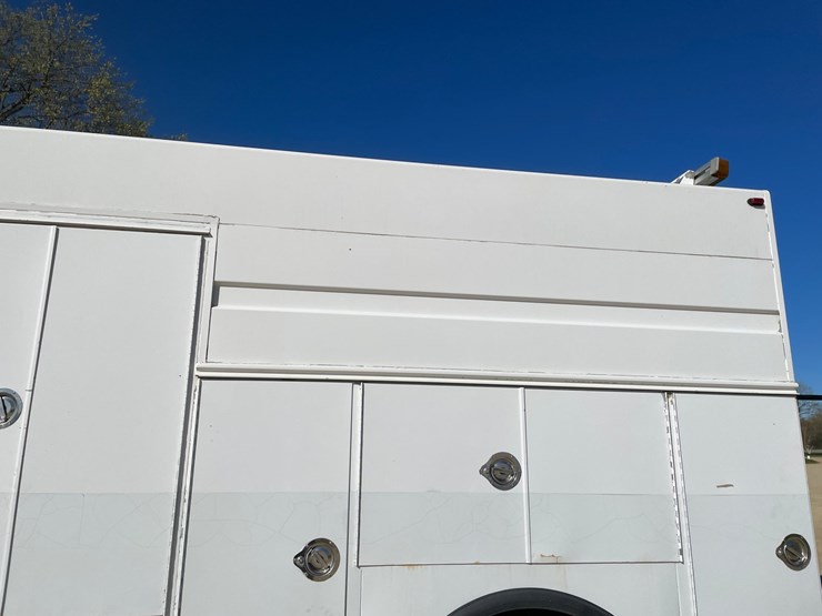 2003-freightliner-fl70-image-31