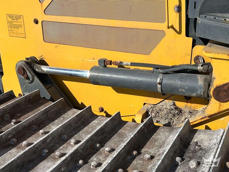 2022-deere-450k-lgp-image-13