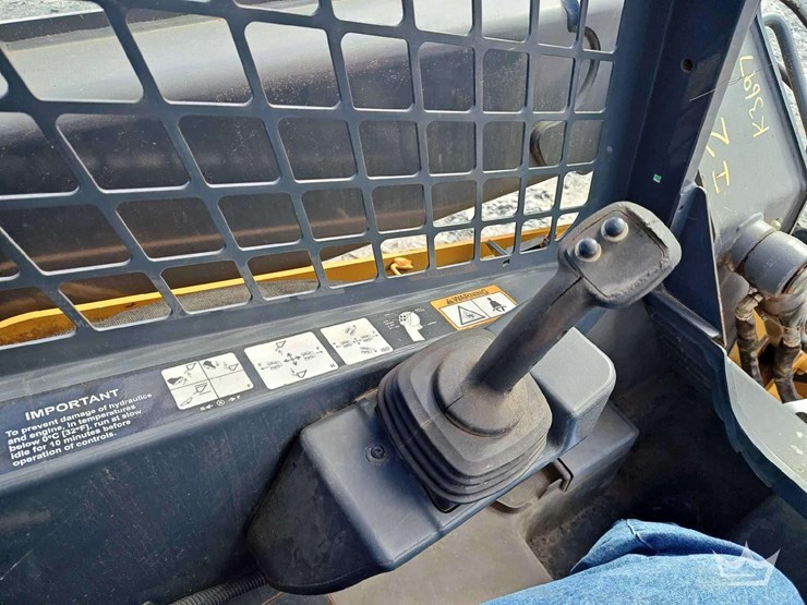 2015-deere-319e-image-12
