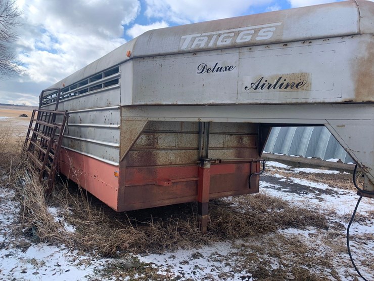 triggs-deluxe-airline-stock-trailer-image-2