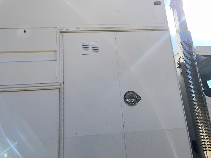 2003-freightliner-fl70-image-55