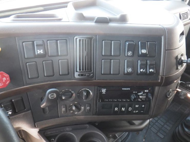 2018-volvo-vnl780-image-23