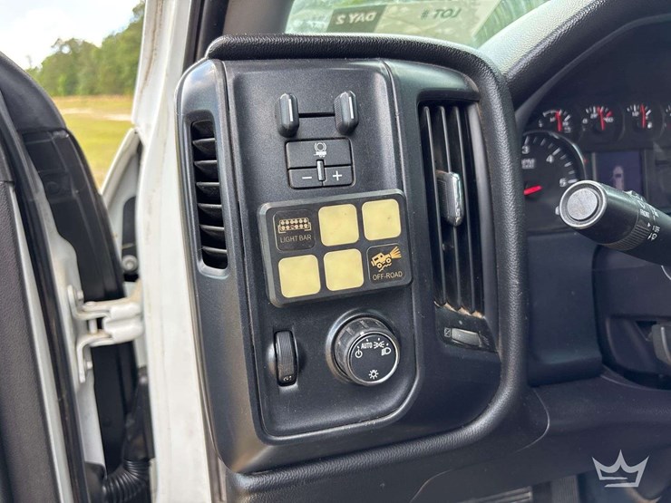 2015-chevrolet-silverado-2500hd-image-29