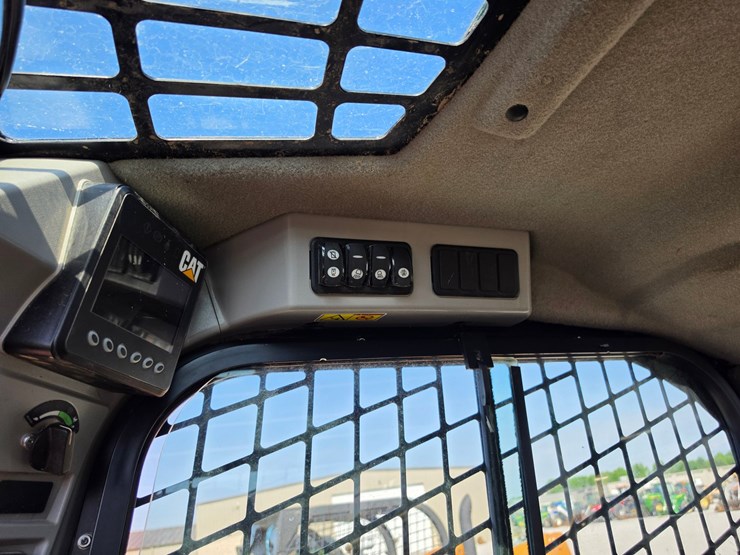 2016-caterpillar-259d-image-11