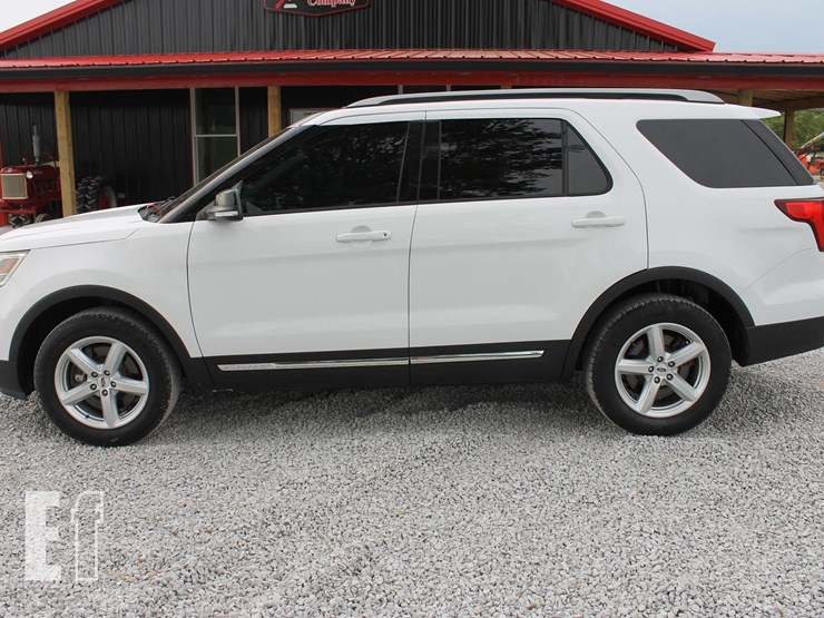 2017-ford-explorer-image-2