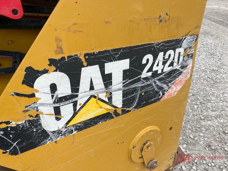 2019-caterpillar-242d-image-7