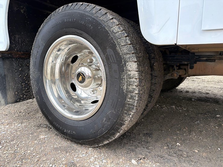 2022-chevrolet-3500-image-14