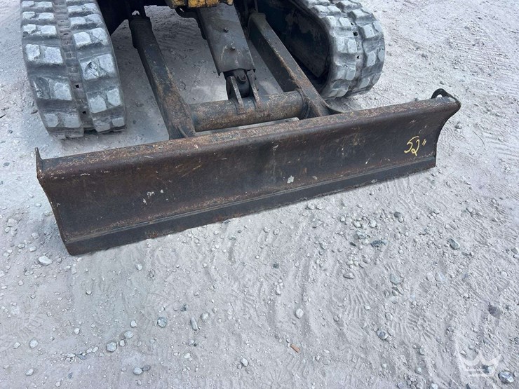 2013-deere-27d-image-12