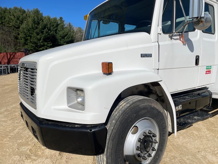 2003-freightliner-fl70-image-23