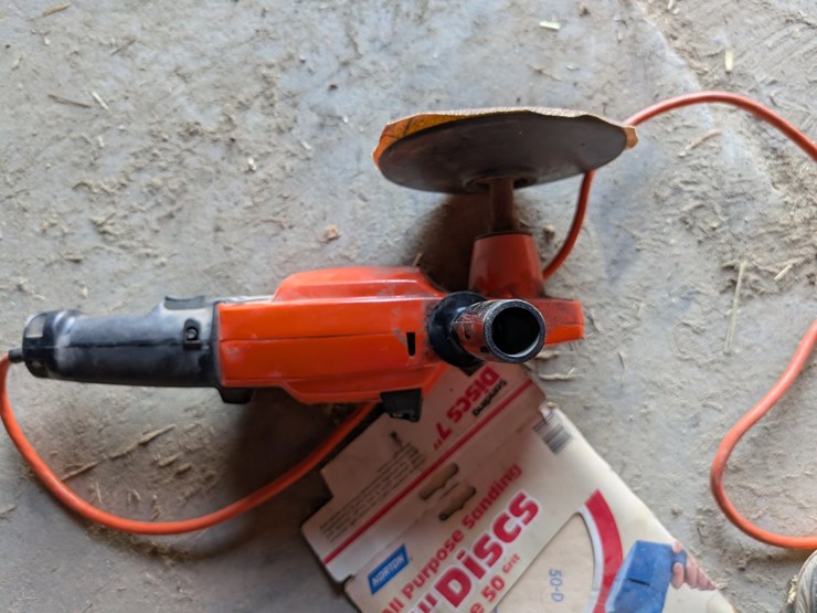 #5533-•-black-and-decker-sander-image-3