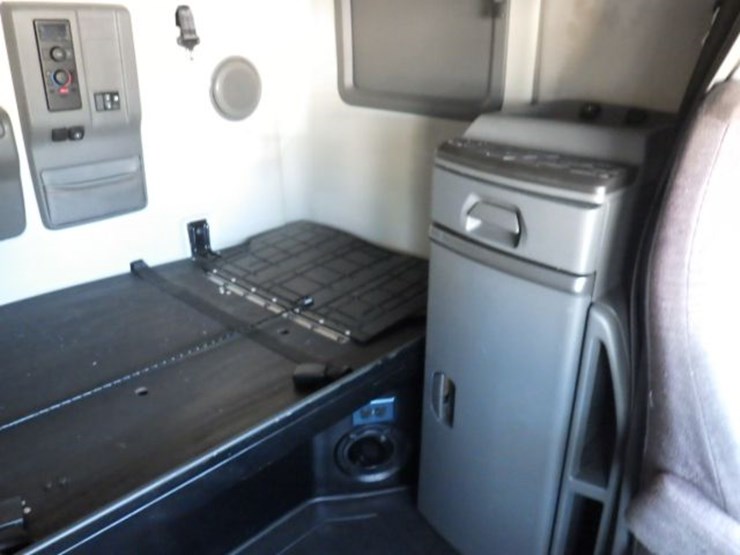 2020-volvo-vnl860-image-6