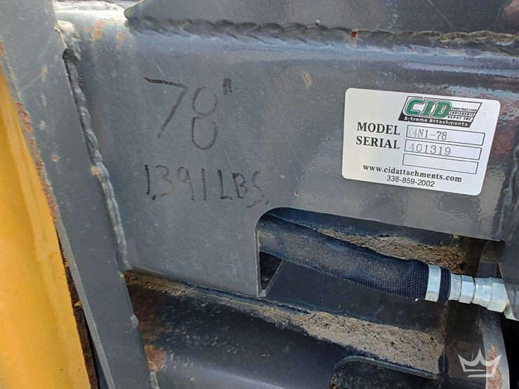 2015-deere-319e-image-21