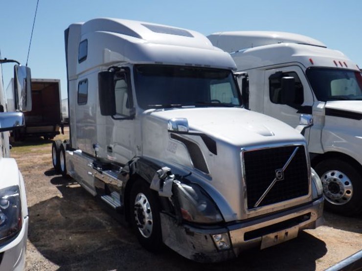 2018-volvo-vnl780-image-4