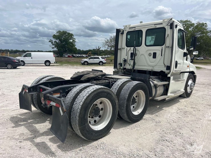 2016-freightliner-cascadia-125-image-3