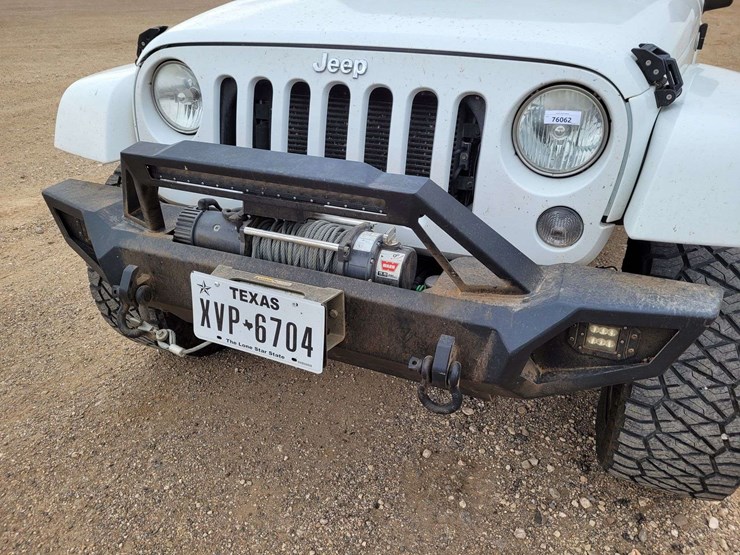 2014-jeep-wrangler-unlimited-sahara-image-2