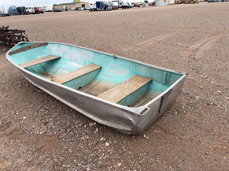 12ft-aluminum-bottom-boat-image-2