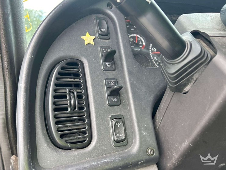 2012-freightliner-m2-106-image-12