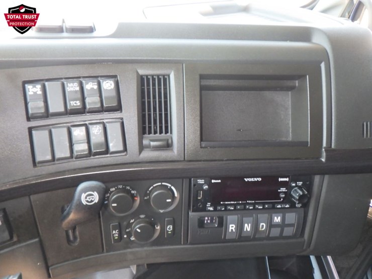 2022-volvo-vnl860-image-15