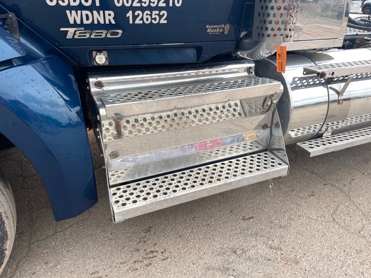2015-kenworth-t880-image-36