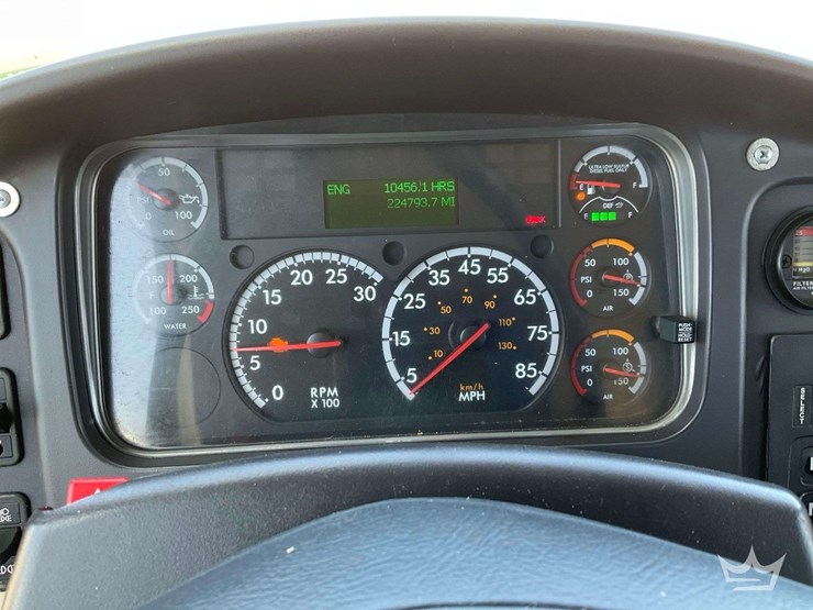 2016-freightliner-m2-106-image-14