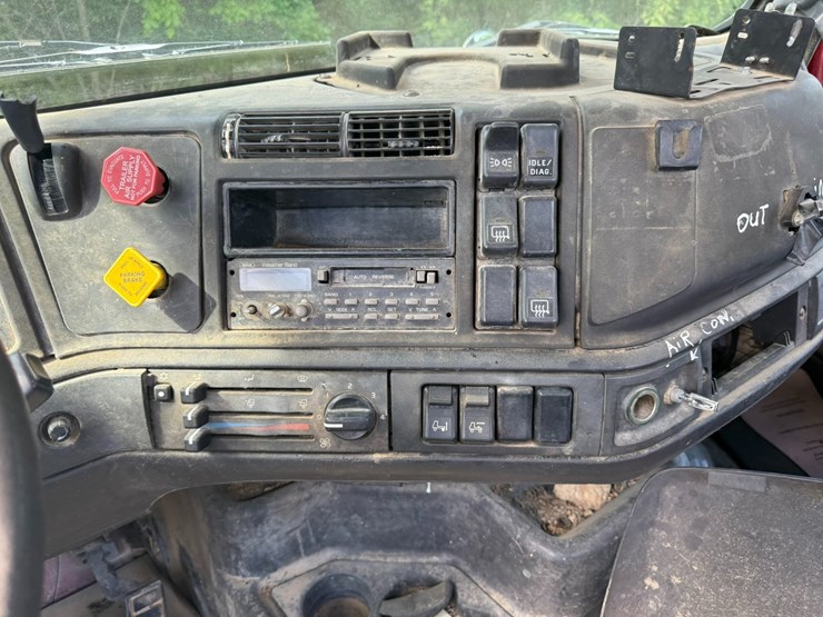 1999-volvo-vn-image-42