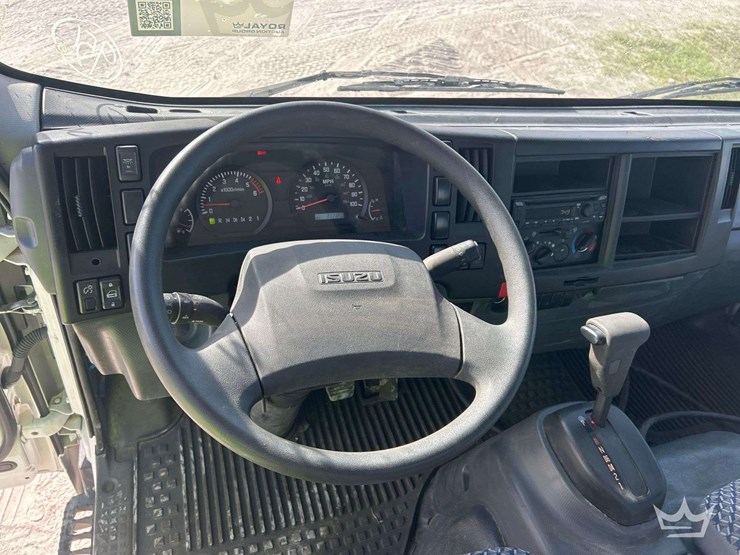 2023-isuzu-npr-image-10