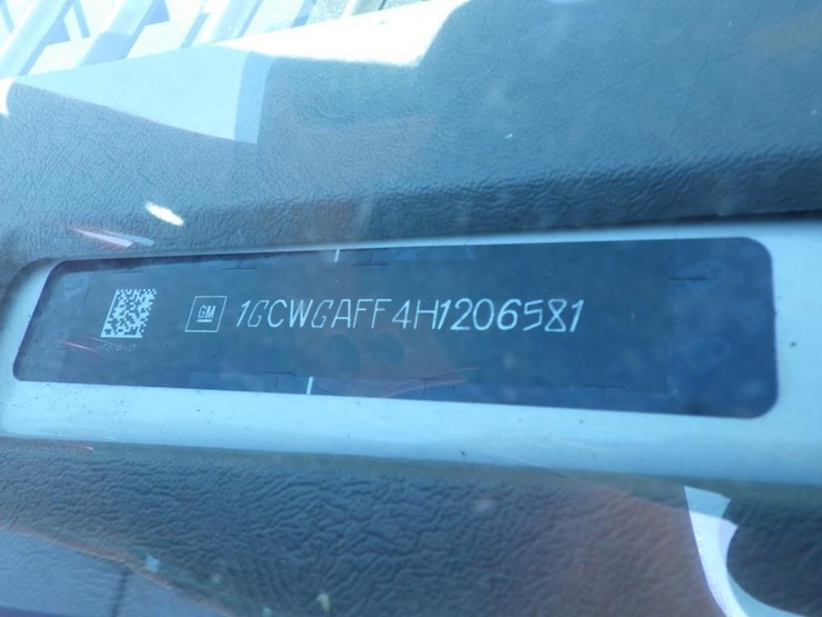 2017-chevrolet-express-2500-image-15