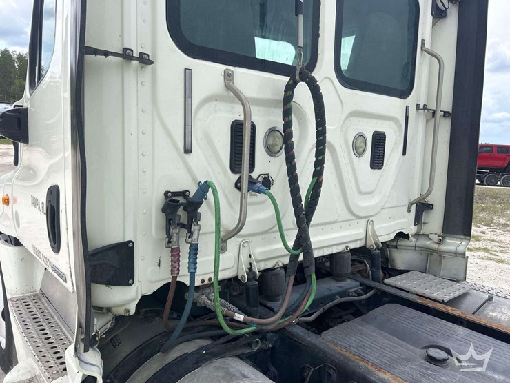 2016-freightliner-cascadia-125-image-17