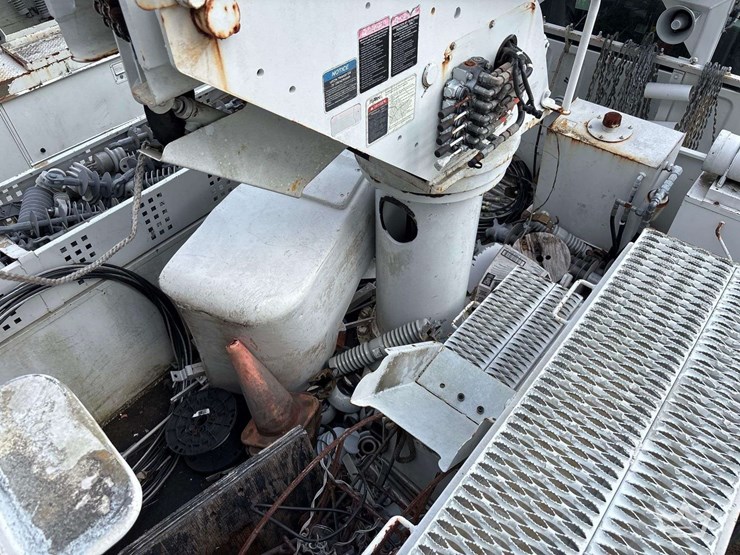 2010-freightliner-m2-106-image-18