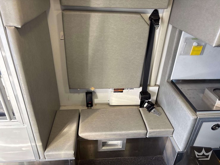 2015-freightliner-m2-106-image-37