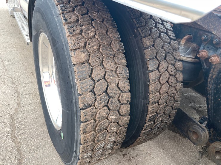 2015-kenworth-t880-image-12