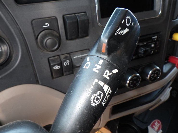 2021-peterbilt-579-image-17