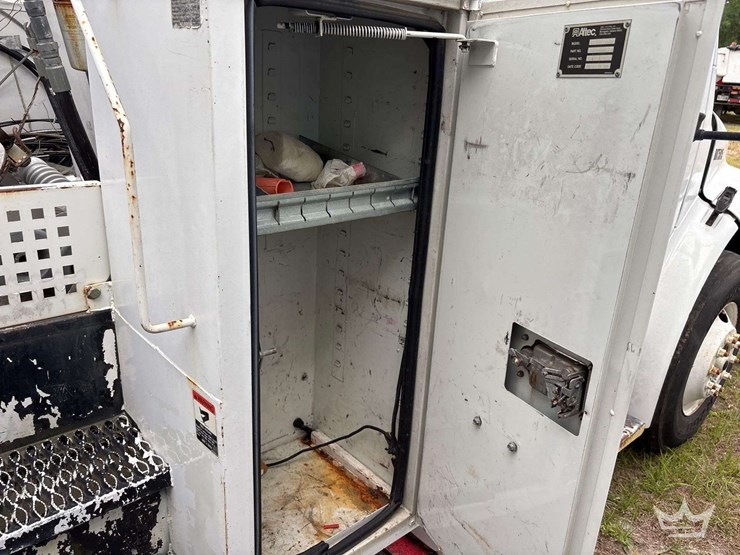 2010-freightliner-m2-106-image-25