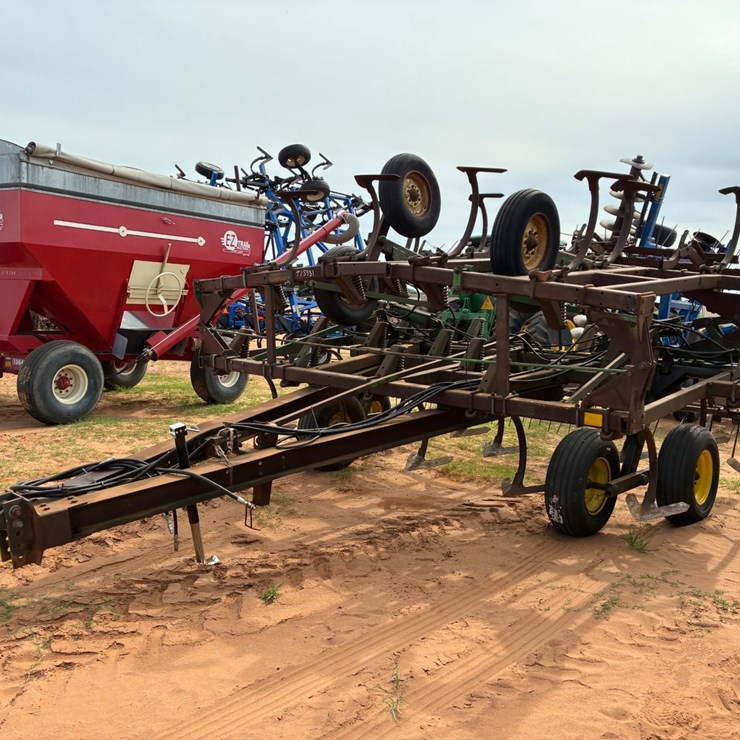 JOHN DEERE 610